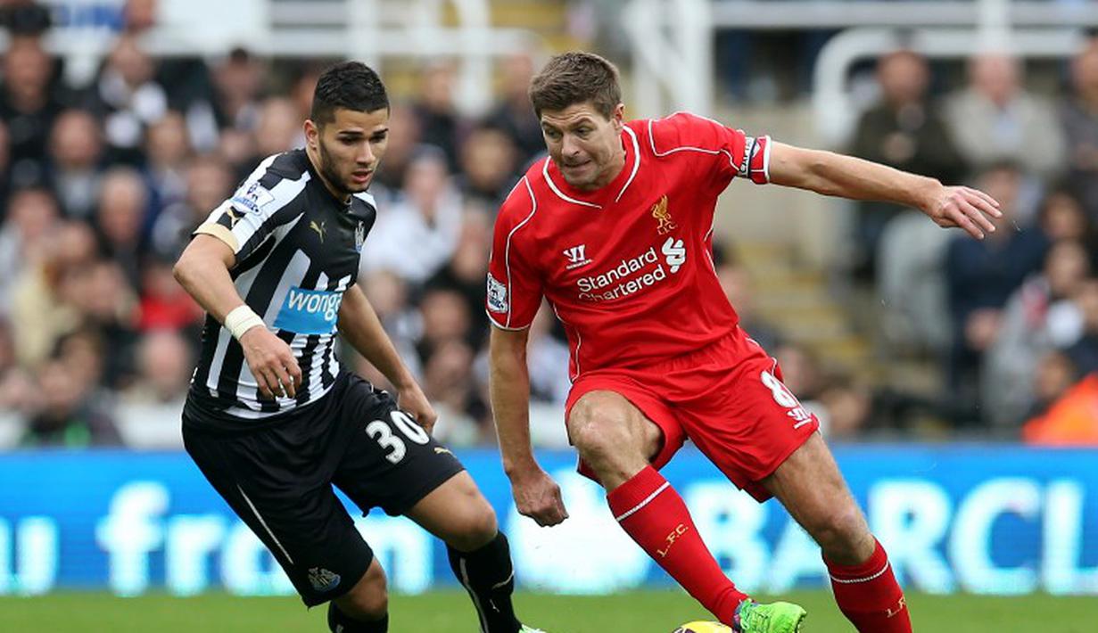 Steven Gerrard berusaha melewati pemain Newcastle United, Mehdi Abeid, dalam lanjutan Liga Premier Inggris. 1 November 2014. (AFP PHOTO/IAN MACNICOL)