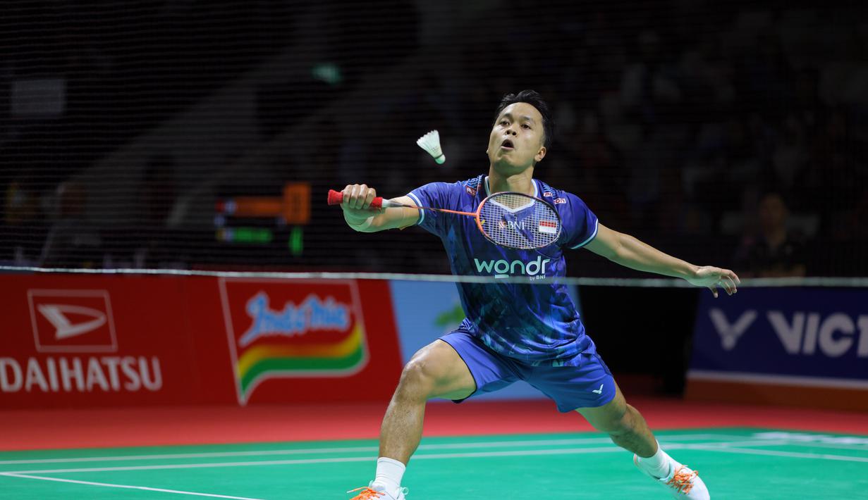 Pebulu tangkis tunggal putra Indonesia, Anthony Sinisuka Ginting mengembalikan kok saat melawan Kantaphon Wancharoen (Thailand) pada babak kualifikasi Indonesia Masters 2026 di Istora Gelora Bung Karno, Senayan, Jakarta, Selasa (20/1/2026). (Bola.com/Bagaskara Lazuardi)