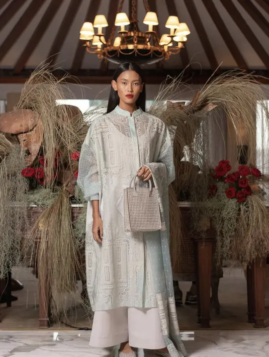 Dengan motif khasnya disertai siluet flowy yang sempurna, koleksi Hari Raya Sapto Djodjokartiko banyak menghadirkan nuansa pastel. Aksen see through membuat garis rancangan terlihat lebih fluid. [Foto: Instargam/ @saptodjodjokartiko]