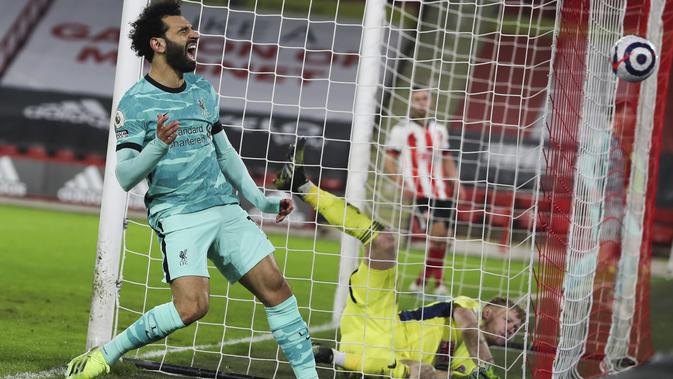 Mohamed Salah dari Liverpool gagal melewati penjaga gawang Sheffield United Aaron Ramsdale, kanan, dan mencetak gol selama pertandingan sepak bola Liga Premier Inggris antara Sheffield United dan Liverpool di stadion Bramall Lane di Sheffield, Inggris, Mi