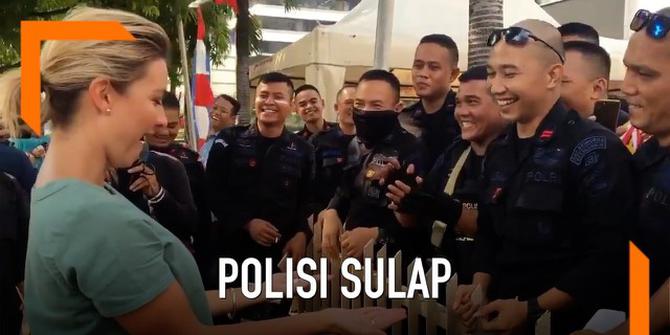 VIDEO: Momen Lucu, Polisi Pamer Sulap Depan Wartawan Bule