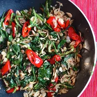 ilustrasi tumis bayam/copyright by Amallia Eka(Shutterstock)