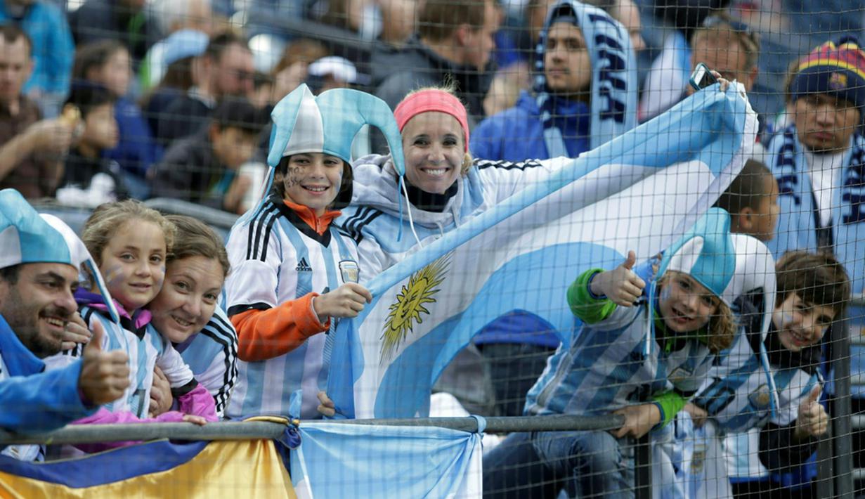 Gaya suporter Argentina saat mendukung timnya melawan Bolivia pada laga Grup D Copa America Centenario 2016 di CenturyLink Field, Seattle, Rabu (15/6/2016). (AFP/Jason Redmond)