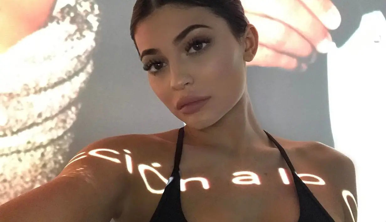 Seperti yang sudah diketahui, kabar kehamilan Kylie Jenner berembus pada September lalu dan hingga kini belum ada konfirmasi mengenai hal itu. (instagram/kyliejenner)