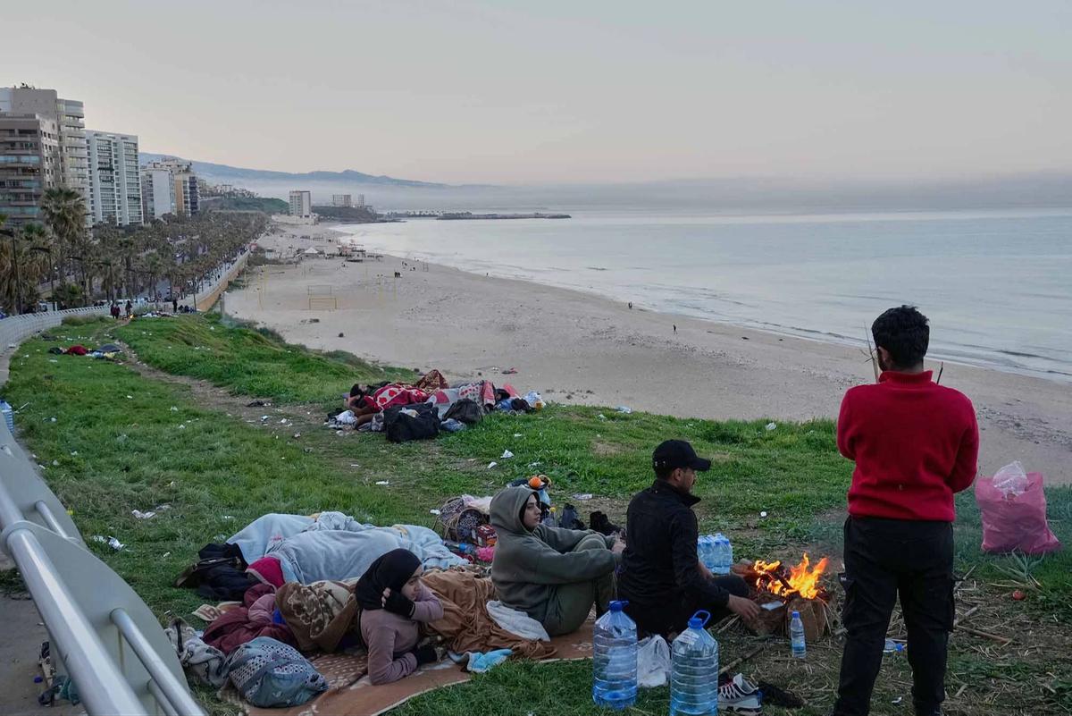 FOTO: Miris! Pengungsi Beirut Bertahan di Tepi Pantai Setelah Serangan Israel