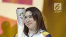 Mantan atlet bulutangkis Susi Susanti, memegang obor untuk Asian Games 2018 saat peluncuran Torch Asian Games dalam Konser 100 Hari Menuju Asian Games 2018 di Studio 6 Emtek, Jakarta, Kamis (10/5). (Liputan6.com/Faizal Fanani)