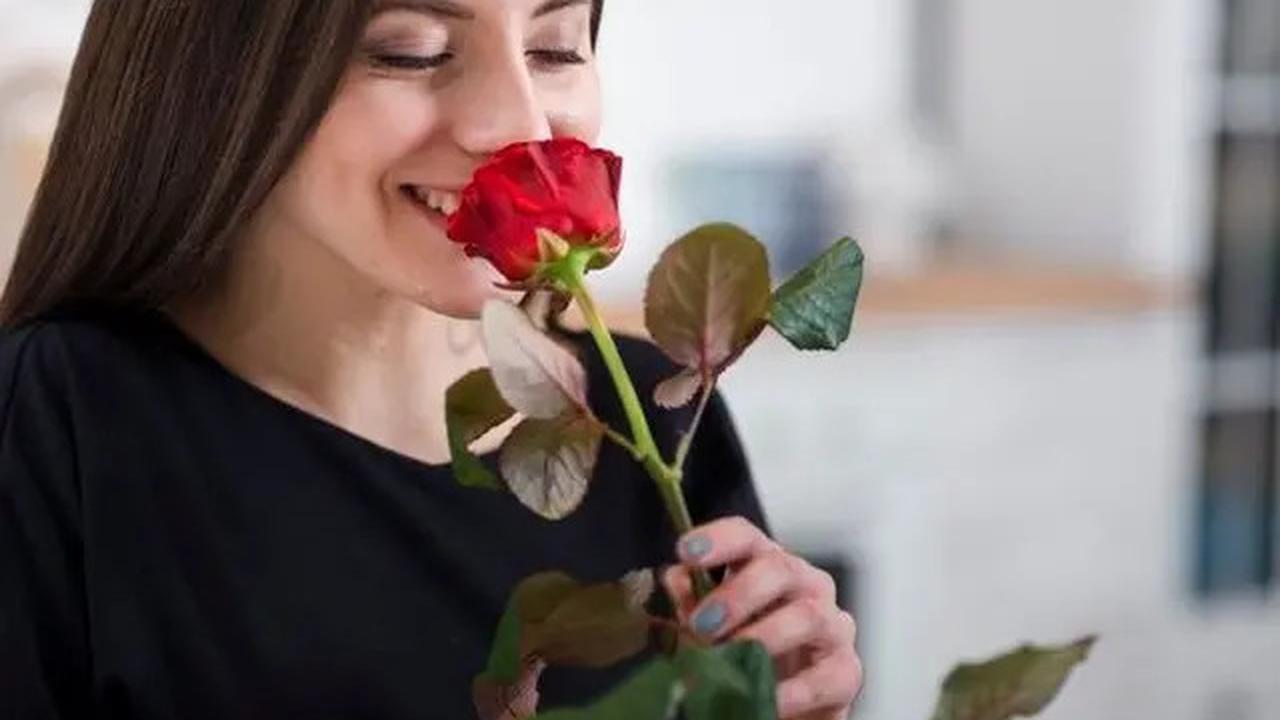 5 Tanda Pria Menyukaimu Secara Diam-Diam