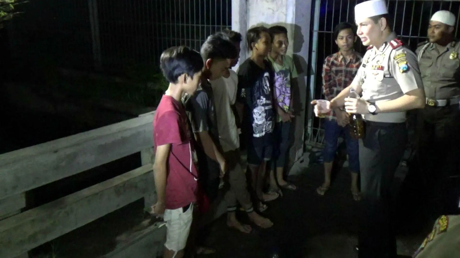 Para pemuda tersebut diamankan lantaran kedapatan tengah melakukan pesta minuman keras jenis arak di saat sahur. (Liputan6.com/Dian Kurniawan),
