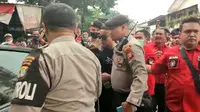 Seorang pria diamankan polisi di Pengadilan Negeri (PN) Jakarta Selatan saat sidang kasus pembunuhan berencana dengan terdakwa Ferdy Sambo berlangsung. (Merdeka/Bachtiarudin Alam)