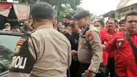 Pria Kaus Hitam Diduga Penyusup Diamankan Polisi Saat Sidang Ferdy Sambo Berlangsung