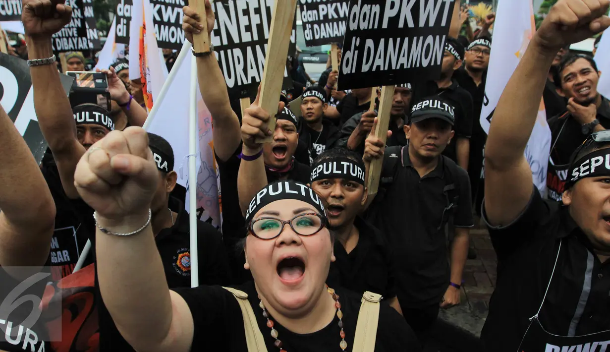 Karyawan Bank Danamon yang tergabung dalam Serikat Pekerja Danamon menggelar aksi turun ke jalan pada Jumat (28/10). Mereka long march dari kawasan Tugu Tani ke Kantor Pusat Bank Danamon di Menara Danamon .(Liputan6.com/Angga Yuniar)