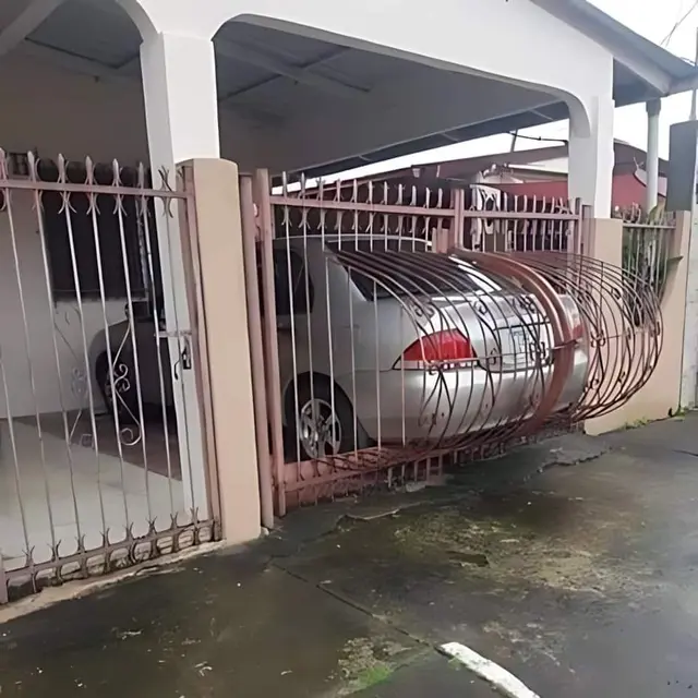 6 Pagar Rumah Nyeleneh demi Mobil Bisa Masuk Ini Kocak, Garasi Terlalu Kecil