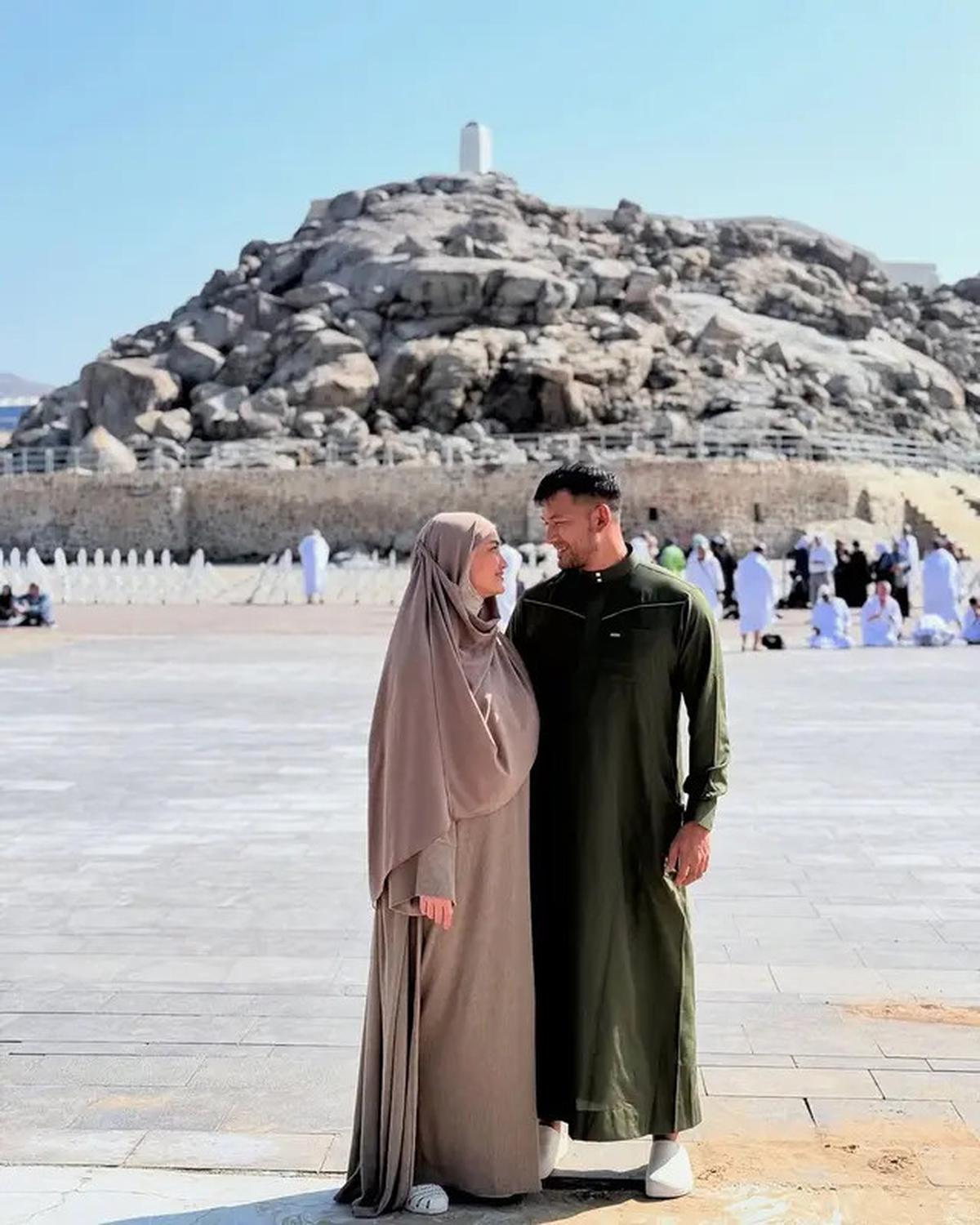 6 Potret Atiqah Hasiholan Tampil Berhijab, Jalani Umrah Bersama Rio Dewanto