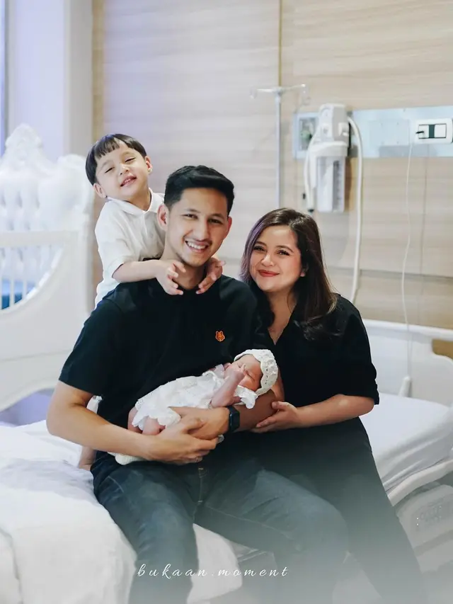 Potret Keluarga Tasya Kamila dengan Nuansa Monokrom Sambut Baby Shafanina