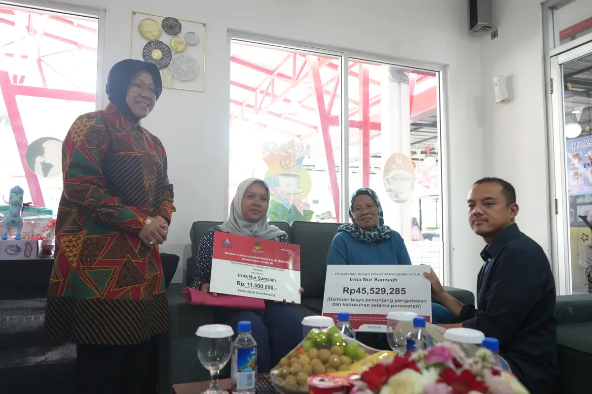 Mensos Risma Beri Bantuan Anak yang Idap Tumor hingga Radang Otak