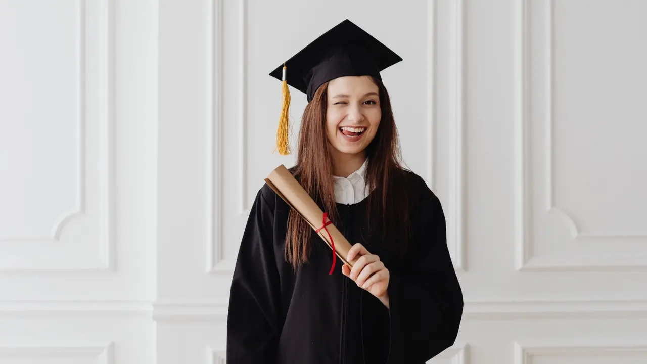 Ilustrasi lulus, wisuda