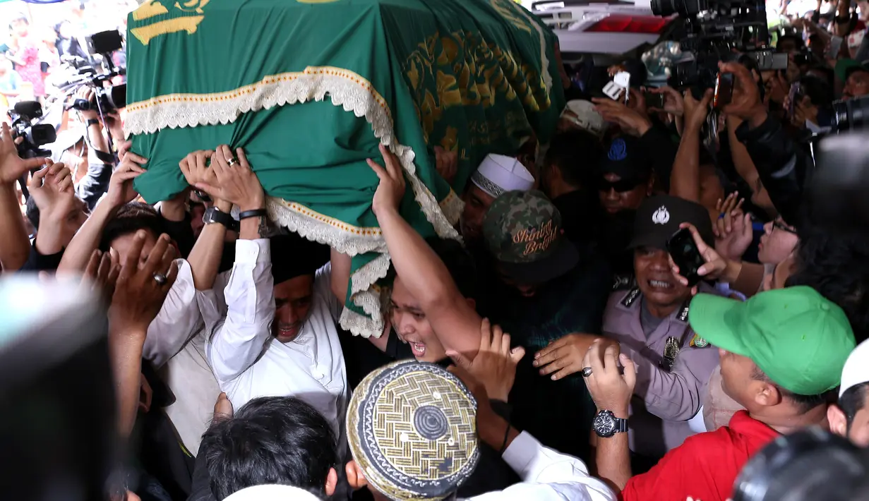 Tangis banyak orang makin pecah ketika pemandangan ini terlihat