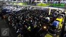 Pemudik menggunakan motor dan mobil antre memasuki kapal feri di Pelabuhan Merak, Banten, Rabu dinihari (15/7/2015) dinihari. H-2 pemudik mulai memadati kawasan Pelabuhan Merak untuk menyeberang ke Pelabuhan Bakauheni Lampung. (Liputan6.com/Johan Tallo) 