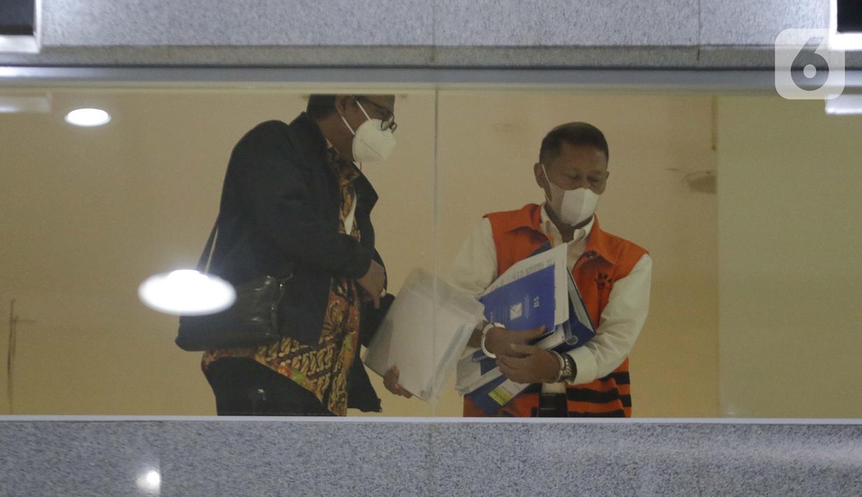 Mantan Dirut PT Pelindo II (Persero) Richard Joost Lino (kanan) usai menjalani pemeriksaan di Gedung KPK, Jakarta, Senin (26/4/2021). RJ Lino diperiksa sebagai tersangka dugaan korupsi pengadaan tiga unit Quay Container Crane (QCC) di PT Pelindo II tahun 2010. (Liputan6.com/Helmi Fithriansyah)
