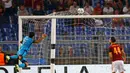 Striker Barcelona, Luis Suarez, mencetak gol ke gawang AS Roma dalam laga di Grup E Liga Champions di Stadion Olimpico, Kamis (17/9/2015) dini hari WIB. (Reuters/Tony Gentile)