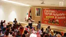 Pendongeng menyampaikan cerita dalam acara Festival Cerita Nusantara dan Dunia di Perpustakaan Nasional, Jakarta, Sabtu (14/9/2019). Acara tersebut merupakan rangkaian dari kegiatan Perpusnas Expo 2019 yang berlangsung pada 5-22 September 2019. (Liputan6.com/Immanuel Antonius)