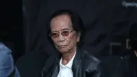 Yon Koeswoyo, salah satu musisi legendaris Indonesia tutup usia pagi ini. Jenazah disemayamkan di rumah duka Jalan Salak, Pamulang. Selamat jalan, Yon Koeswoyo. (Galih W.Satria/Bintang.com)