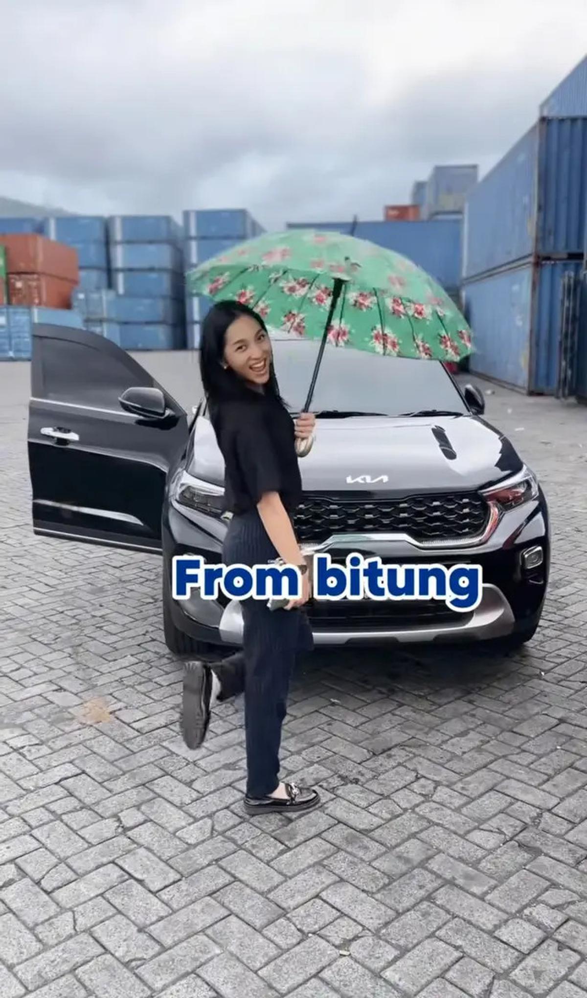7 Potret Harini Sondakh Pulang Kampung Manado, Rela Bawa Mobilnya Pakai Kargo