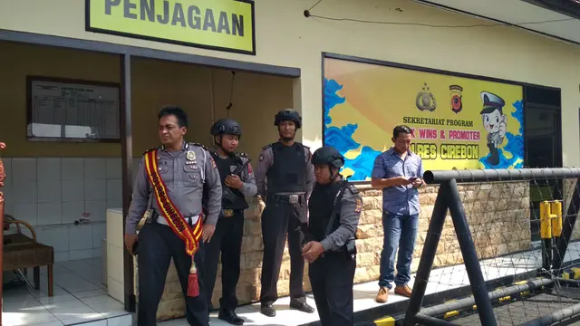 Tingkatkan Penjagaan, Polisi Dibekali Rompi dan Senjata Lengkap