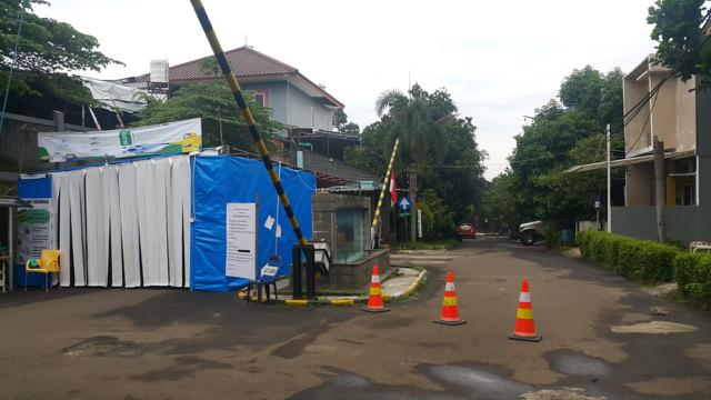 Salah satu perumahan di Tangerang Selatan yang mendirikan bilik disinfeksi mandiri