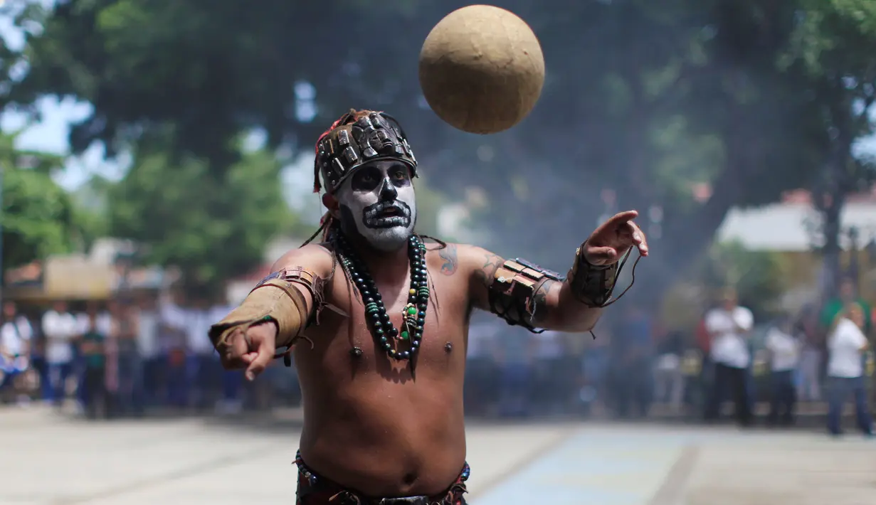 Seorang pemain berusaha menahan bola saat ikut ambil bagian dalam pertandingan Bola Maya di dalam upacara kebudayaan di Aguilares, El Salvador 8 Juli 2016. (REUTERS/Jose Cabezas)