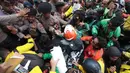 Sejumlah mahasiswa terlibat aksi saling dorong dengan petugas kepolisian setelah dihalangi saat berusaha menuju gedung DPR untuk menyampaikan aspirasi di Jakarta, Kamis (27/8/2026). (KLY/Budy Santoso)