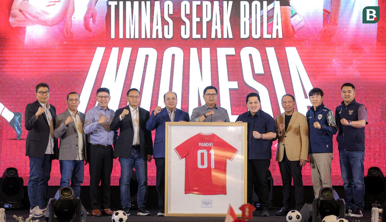 <p>Direktur Utama Bank Mandiri, Darmawan Junaidi (tengah) bersama jajaran Bank Mandiri berfoto bersama dengan ketua umum PSSI Erick Thohir, wakil ketua PSSI Zainudin Amali, Pelatih Timnas Indonesia Shin Tae-yong, dan Direktur PT Garuda Sepak Bola Indonesia Marsal Masita dalam acara penandatanganan kerjasama antara Bank Mandiri dan PSSI di Plaza Mandiri, Senayan, Jakarta, Jumat (23/08/2024). (Bola.com/Bagaskara Lazuardi)</p>