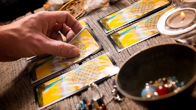 [Bintang] Tarot Hari Ini: Strength, The Hanged Man, Seven of Pentacles