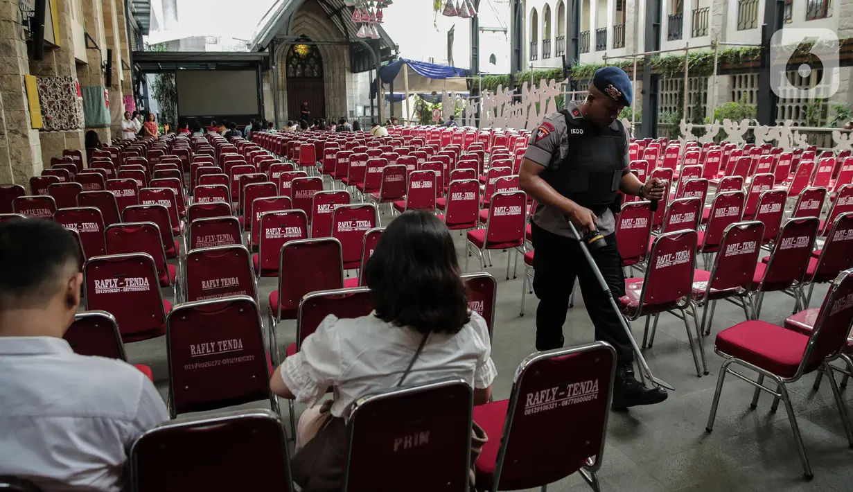 Tim Gegana Polda Metro Jaya menyisir area di Gereja Katedral, Jakarta, Selasa (24/12/2019). Penyisiran dilakukan untuk memastikan keamanan serta membuat jemaat kusyuk beribadah saat misa Natal pada pukul 17.00 WIB, 20.00 WIB, dan 22.00 WIB. (Liputan6.com/Faizal Fanani)