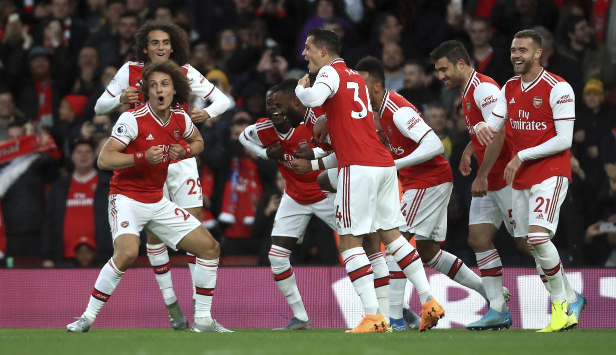 Para pemain Arsenal merayakan gol yang dicetak oleh David Luiz ke gawang Crystal Palace pada laga Premier League 2019 di Stadion Emirates, Minggu 927/10). Kedua tim bermain imbang 2-2. (AP/Leila Coker)A