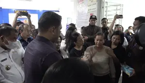 Momen Kepala BGN Bersimpuh Hadapi Murka Orang Tua Korban Keracunan MBG