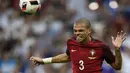 4. Pepe (Portugal) - Meski sudah memasuki usia senja, dirinya tetap menjadi andalan. Musim lalu bek kelahiran Brasil itu menjadi pilihan utama Zinedine Zidane saat mengantar Real Madrid juara La Liga dan Liga Champions. (AFP/Martin Bureau)