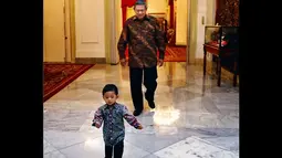 SBY sedang bermain dengan cucu tercinta."Kejar aku Pepooooo.. " (18/06/2014)(Istimewa/Instagram@aniyudhoyono)