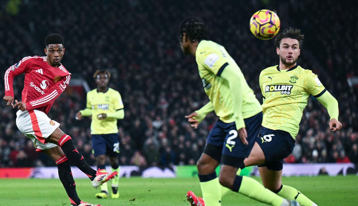 MU sejatinya sempat tertinggal lebih dulu akibat gol bunuh diri Manuel Ugarte di babak pertama. Namun, secara luar biasa MU berhasil comeback di akhir babak kedua lewat tiga gol yang diborong Diallo. (AFP/Oli Scarff)
