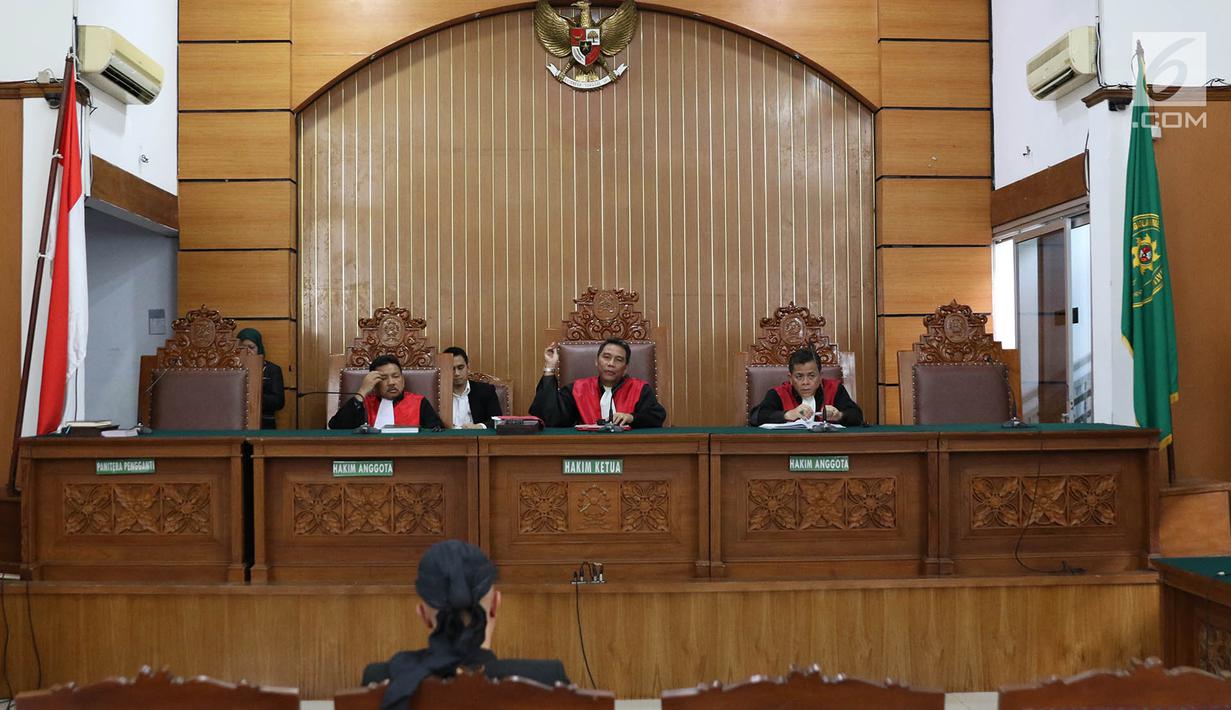 Terdakwa perkara ujaran kebencian Ahmad Dhani saat menjalani sidang lanjutan di PN Jakarta Selatan, Senin (14/5). Eksepsi Ahmad Dhani ditolak karena materinya dinilai terkait dengan materi pokok perkara. (Liputan6.com/Immanuel Antonius)