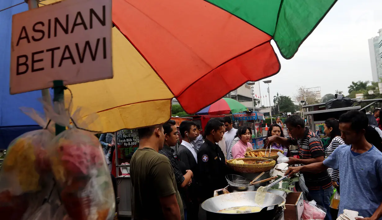 Warga membeli makanan untuk berbuka puasa di Pasar Takjil Kebon Kacang, Jakarta, Senin (29/5). Meski berada di gang sempit di antara gedung-gedung Pasar tersebut menjadi lokasi favorit warga yang bekerja di perkantoran sekitar. (Liputan6.com/Johan Tallo)