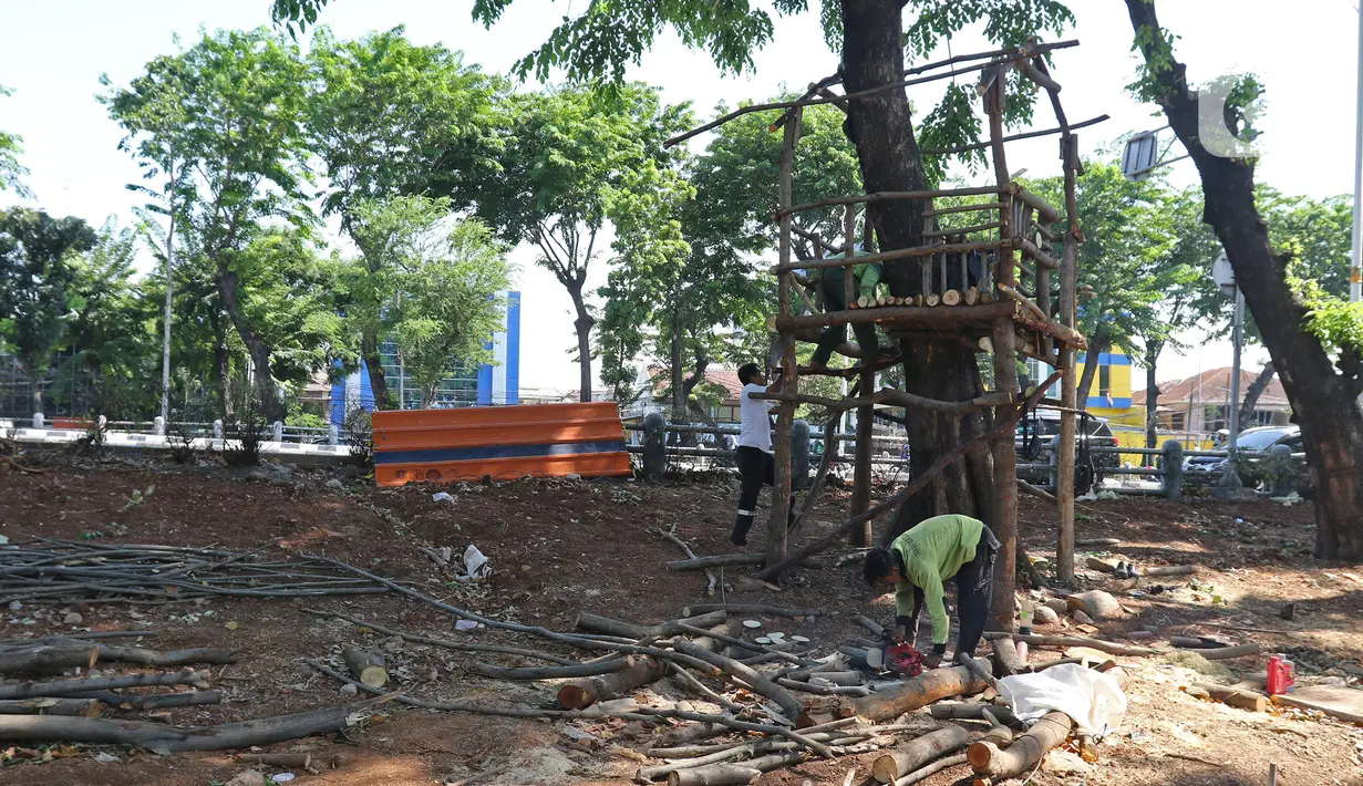 Petugas Dinas Kehutanan Jakarta Barat menyelesaikan pembangunan rumah pohon di kawasan Tomang, Jakarta, Selasa (19/11/2019). Pembangunan taman tersebut dilengkapi dengan rumah pohon untuk menambah ruang bermain anak. (Liputan6.com/Herman Zakharia)