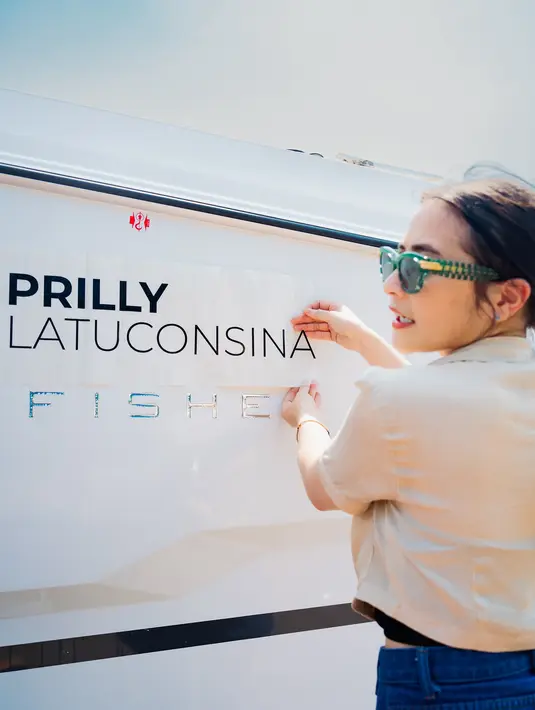 Nama Prilly Latuconsina juga tersemat di badan yacht-nya. "Kapanpun mau mancing dan freediving tinggal gaaass!" tuturnya. (Foto: Instagram/ prillylatuconsina96)