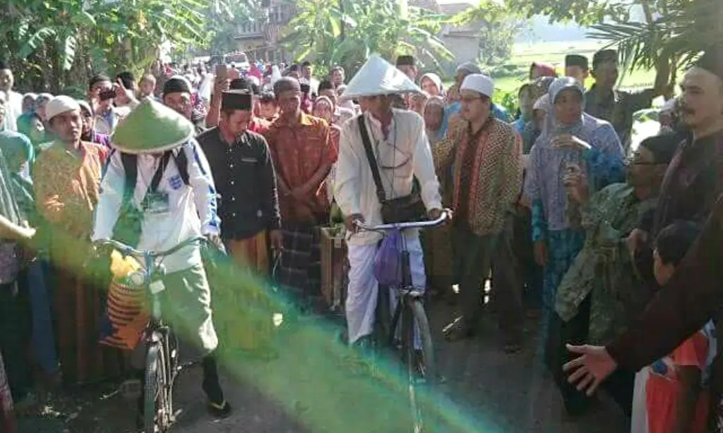 Keluarga dan tetangga melepas keberangkatan dua pria Kebumen yang naik haji bersepeda ontel. (Foto: Liputan6.com/Facebook/Muhamad Ridlo)