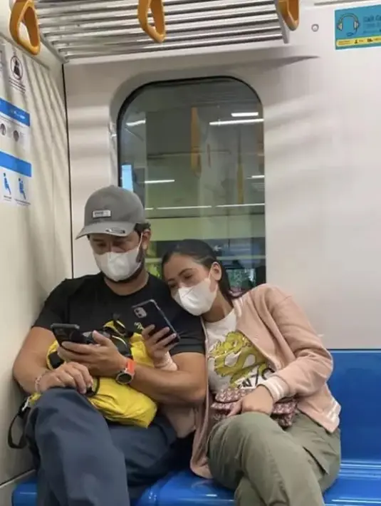 Fathir dan Fera sama-sama menyukai jalan-jalan. Menaiki kereta sambil bermesraan menjadi salah satu bukti keduanya memang harmonis. Kini keduanya bersabar menanti hadirnya momongan usai 16 tahun jalani rumah tangga. (Liputan6.com/IG/f.muchtar360)