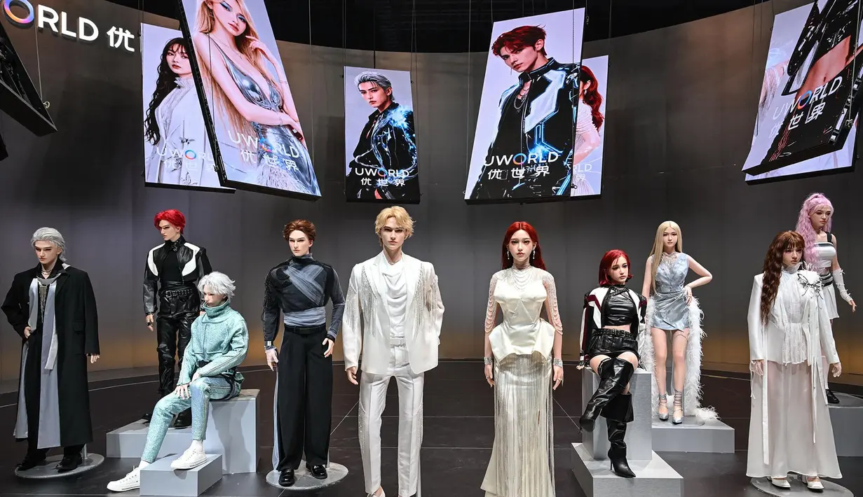 Robot humanoid dipamerkan  saat peluncuran robot humanoid U1 yang diproduksi oleh UWORLD, sebuah merek di bawah UBTECH Robotics, di Shenzhen, provinsi Guangdong, Tiongkok, Selasa (30/06/2026). (AFP/ Adek Berry)
