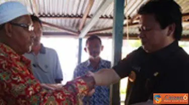 Citizen6, Singkawang: Wako serahkan bantuan bibit kepada Ketua Gapoktan Kita Bersatu, pada acara tulak bala di Setapuk Besar. (Pengirim: Deny)