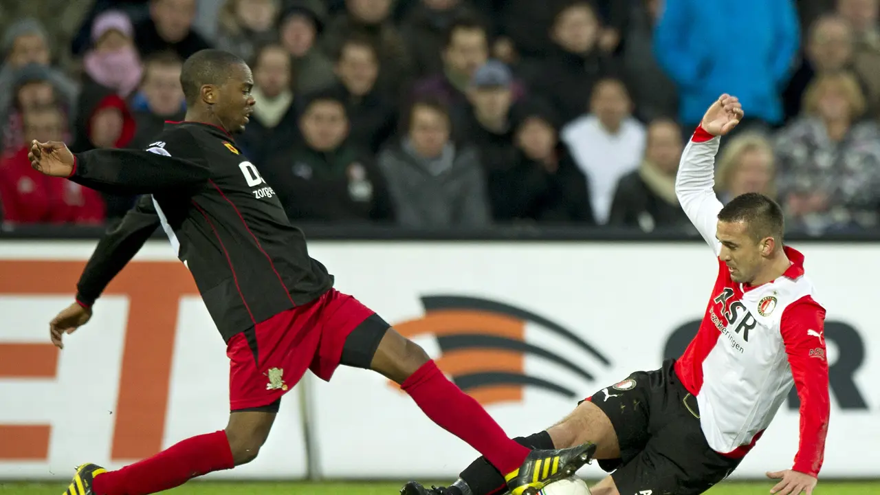 Penyerang naturalisasi Timnas Indonesia, Jhonny van Beukering (kanan), saat masih berseragam Feyenoord.