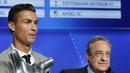 Cristiano Ronaldo memegang piala Penyerang Terbaik Liga Champions dan Pemain Terbaik UEFA 2016/17 berfoto bersama presiden Real Madrid Florentino Perez di Grimaldi Forum, Monaco (24/8). (AP Photo/Claude Paris)