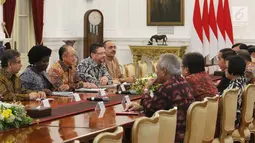 Presiden Bank Dunia, Jim Yong Kim beserta delegasi bertemu dengan Presiden Jokowi didampingi sejumlah menteri di Istana Merdeka, Jakarta, Rabu (26/7). Pertemuan itu membahas prioritas pembangunan Indonesia.  (Liputan6.com/Angga Yuniar)
